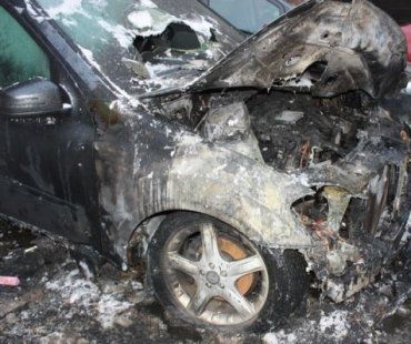 В Ужгороде горел автомобиль марки «Mercedes ML 350»