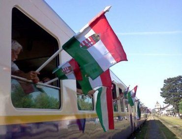 Венгерские туристы путешествуют по Закарпатью