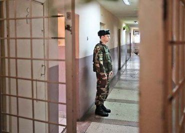 Охранник в центре временного проживания мигрантов "Латорица" в Мукачево