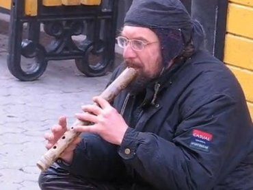 В Ужгороде флейтист добавляет колорита городу