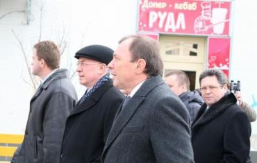 Премьер-министр Николай Азаров и мэр Виктор Погорелов в центре Ужгорода