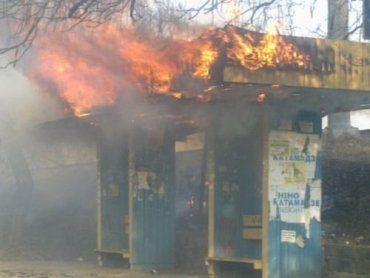 В Ужгороде неизвестные подожгли автобусную остановку