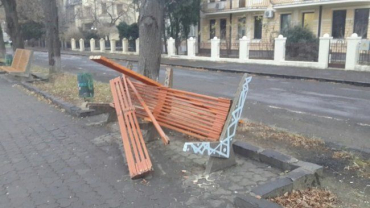 На набережной Независимости в городе Ужгород неизвестные разбили 9 скамеек