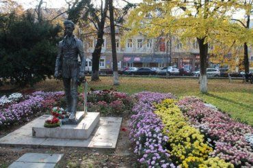 В Ужгороде зацвели цветы, которые создают на площади некий цветущий «островок»