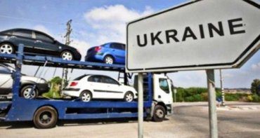 Власник має завозити придбане вживане авто в Україну особисто.