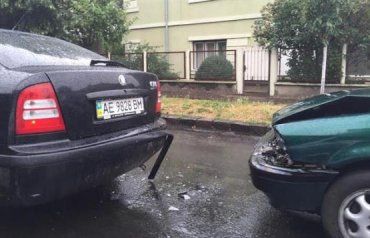 В Ужгороде на улице Мытная столкнулись сразу три автомобиля