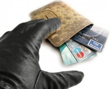 Мукачевский пенсионер похитил чужую банковскую карточку