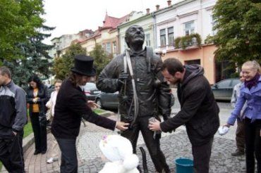 В Мукачево отмывали трубочиста все, кто хотел, даже мэр