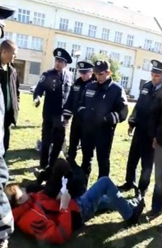 В Ужгороде на пл. Народной задержали пятерых "хулиганов"