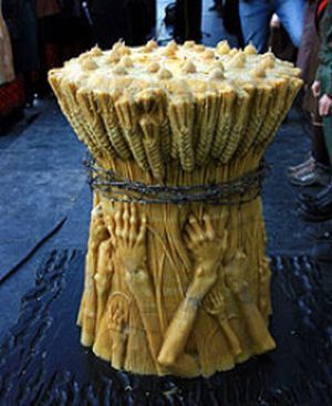 По словам координатора проекта "Свеча в воспоминание Голодомора" Юрия Рифяка, свеча отлита из натурального пчелиного воска