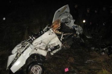 3 человека погибли 19 ноября вследствие столкновения пассажирского поезда "Санкт-Петербург-Киев" с легковым автомобилем