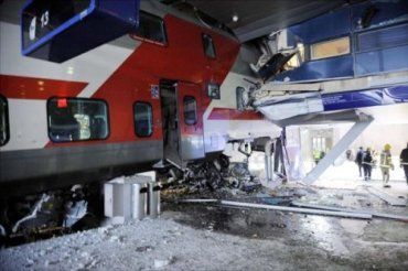 В Хельсинки 70-тонный двухэтажный пассажирский вагон врезался в отель