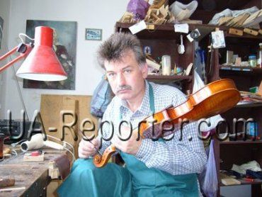 Сергей Голубокий смастерил рекордное для Украины количество скрипок, более 270