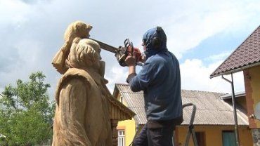 Закарпатец создает скульптуры из дерева при помощи бензопилы
