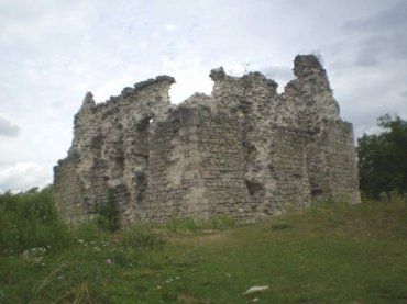 Руїни середньовічної башти, яку часто звуть Середнянським замком