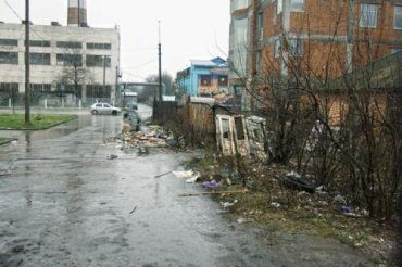 В Ужгороде кучи мусора возле домов
