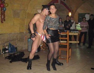 Лилия Томашевская в ночном клубе танцует с стриптизером