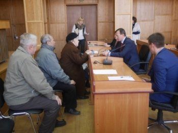 Міський голова Ужгорода Богдан Андріїв веде прийом громадян.