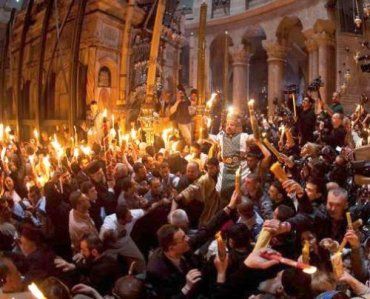 Огонь появился в алтаре во время молитвы патриарха Иерусалимского Феофила