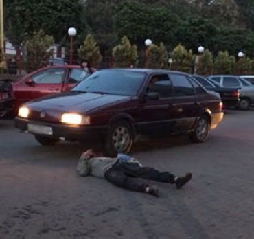 В Ужгороде пьяный мужчина упал под колеса легковика
