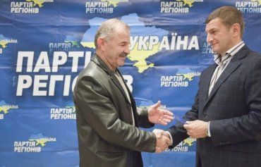Вручав партійні квитки голова Ужгородської організації Олег Адамчук