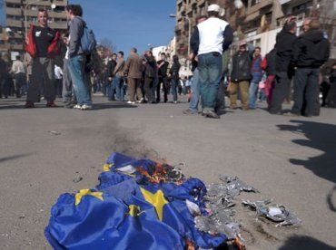 В Праге сожгли флаг Евросоюза