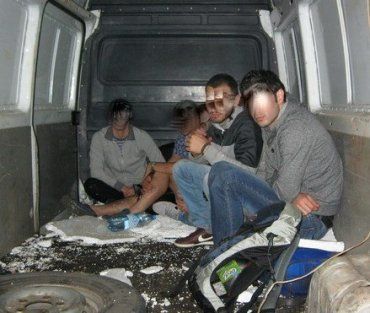 Таксі з нелегалами та їх провідником затримали прикордонники Закарпаття.