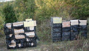 Українські прикордонники "прогавили" 32 коробки контрабандних сигарет.