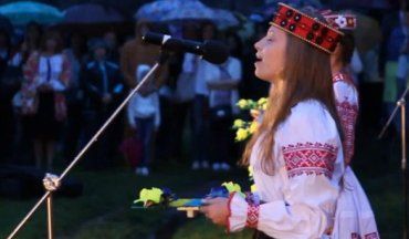 Ужгородка Дарина Степанюк співає закарпатську народну пісню.