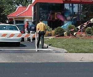 Пожилой житель Флориды врезался на своем автомобиле в здание ресторана