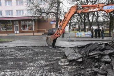 В Иршаве восстановливают старую дорогу из брусчатки из под асфальта