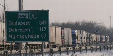 Очередь на въезд из Венгрии в Украину состоит из 600 фур и превышает 24 часа