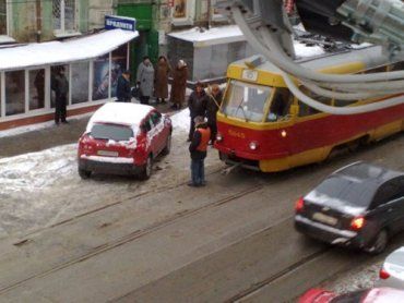 Ход трамваю перегородил автомобиль рыжеволосой киевлянки
