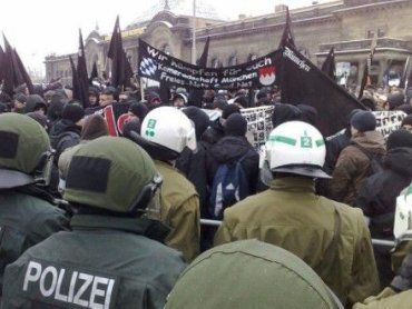 В Дрездене начались столкновения между нацистами и полицией