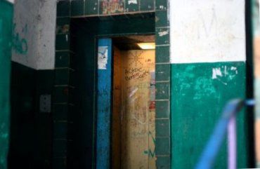 Ужгородские лифты давно превратились в бесплатные туалеты