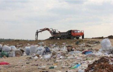 Трудно подсчитать сколько бытовых отходов завозят на территорию свалки