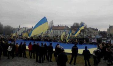 В Ужгороде развернули самый большой на Закарпатье флаг