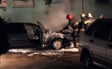 В Мукачево раздался взрыв, после чего и загорелся автомобиль "Шкода Октавия"