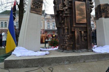 В центре города Тячев установили памятник павшим героям Небесной сотни