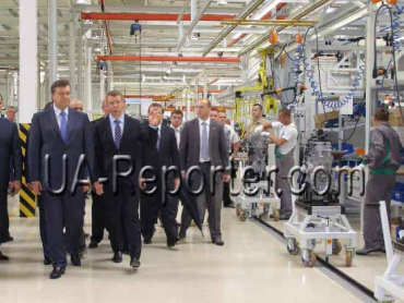 Виктор Янукович во время рабочего визита на заводе "Еврокар"