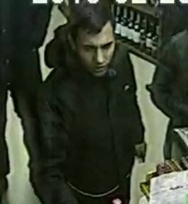 Как видно с фото, грабитель был одет в куртку с капюшоном темного цвета