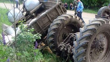 В Свалявском районе трактор перевернулся и придавил водителя