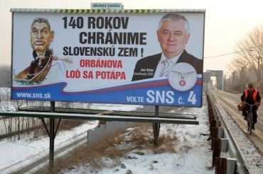 Плакат SNS в Словакии: "140 лет храним Словацкую землю. Корабль Орбана тонет"