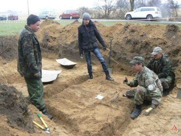 Поисковики раскопали могилу советских солдат в Германии