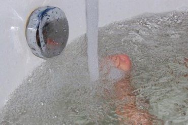 В Тячеве парень нашел своего брата утонувшим в ванной