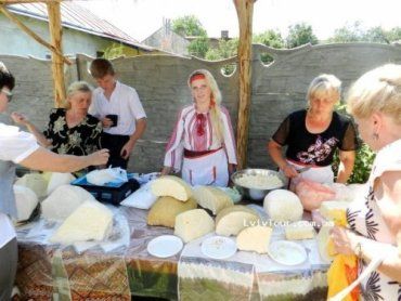 В Рахове народ готовится к фестивалю "Гуцульская брынза"