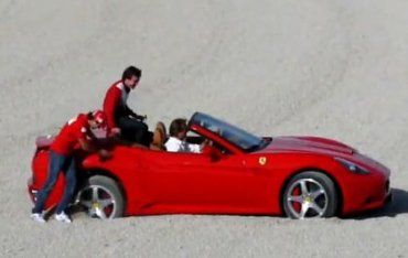 Шикарная красная Ferrari California застряла в песке