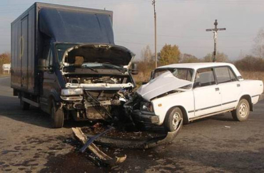 В городе Хуст лоб в лоб столкнулись два легковых автомобиля ВАЗ и Opel