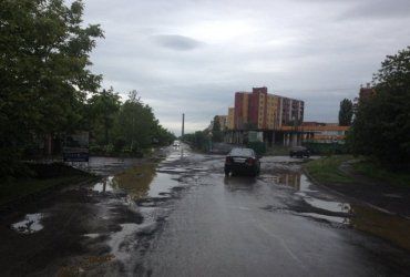 Дорога по улице Можайского разбита полностью, но власти Ужгорода этого не видят