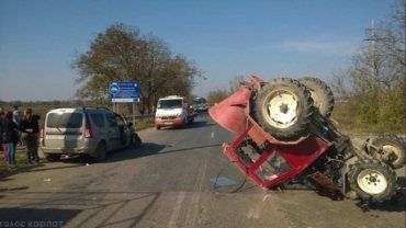 В Виноградовском районе автомобиль Dacia Logan не поделил дорогу с трактором